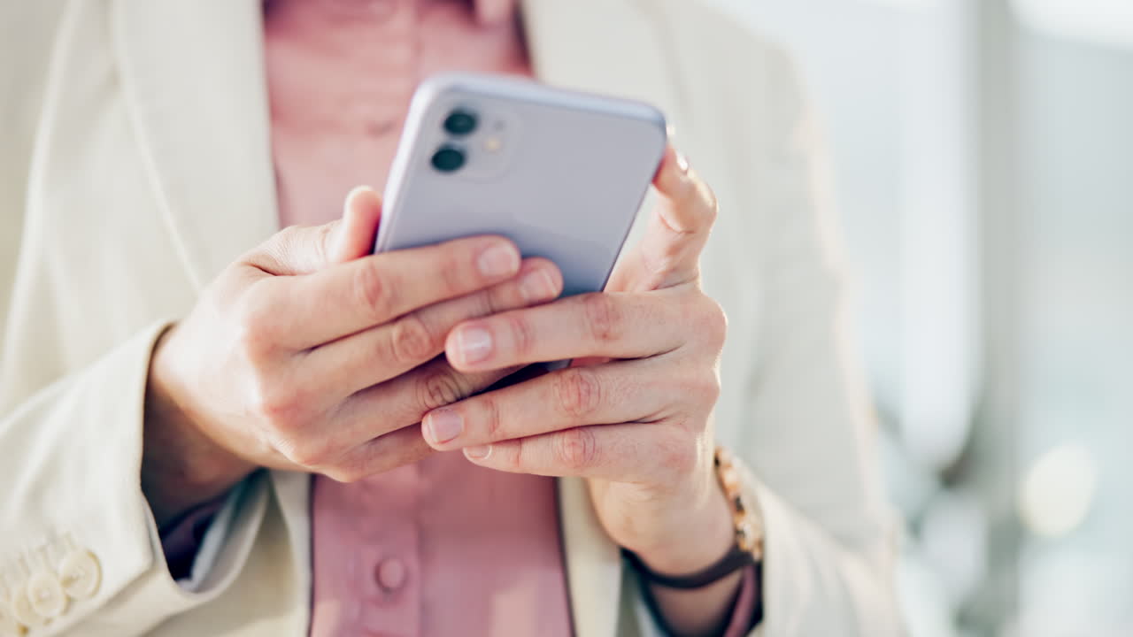 Celular, mãos e close-up de empresária digitando