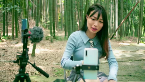 real shot of beautiful woman outdoor live broadcast video material to mobile phone