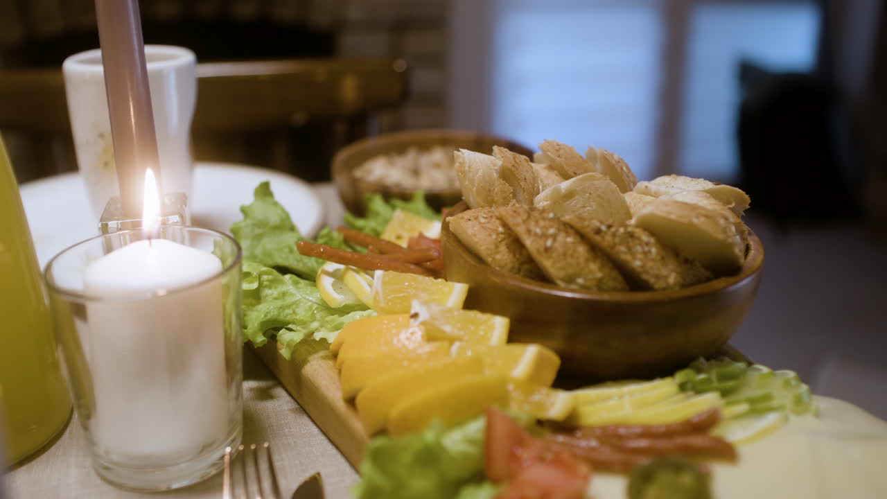 празднование нового года в гостиной.