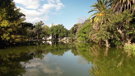 sobrevuelo lago artificial de espacio verde paseo del bosque, ciudad de la plata, argentina