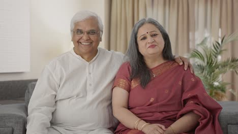 una vieja pareja india feliz sonriendo a la cámara.