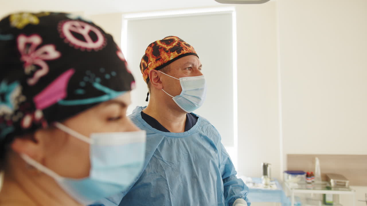 profesionales médicos en la sala de operaciones