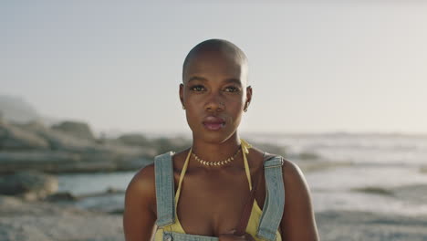 hermoso retrato de mujer afroamericana en primer plano de mujer independiente en la playa