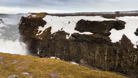 catarata de gullfoss en islandia en un tiro de establecimiento de panorámica