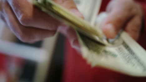 manos humanas contando billetes de dólar. cerca de las manos contando dinero en efectivo