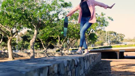 Mujer-Jugando-En-El-Parque-4k