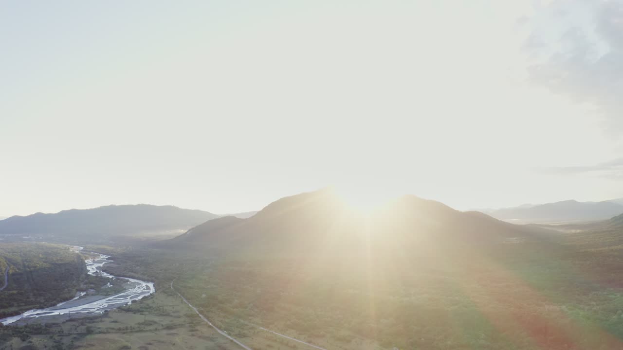 산 계곡의 해가 뜨는 풍경