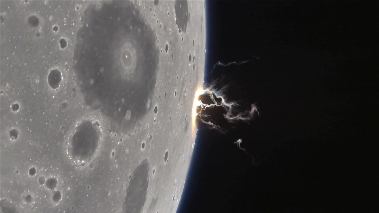 Gravando com telescópio um flash na borda lunar aparecendo além da borda direita, mostrando filamentos se alongando