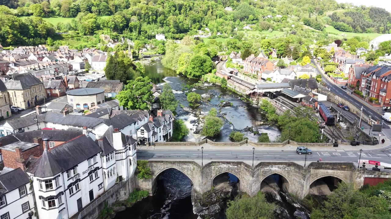 Vista aerea con drone del Ponte di Llangollen che attraversa il fiume Dee, Galles del Nord
