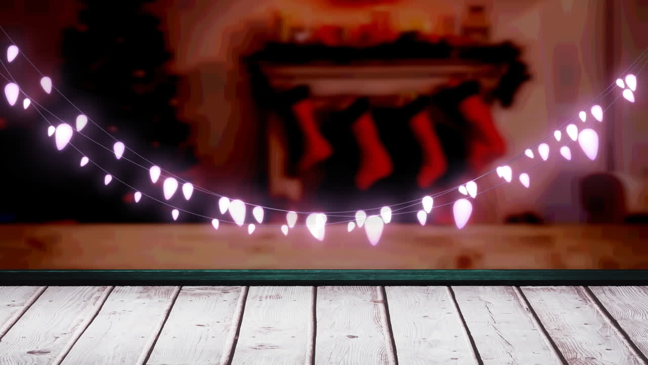 Decoração de luzes de fada rosa brilhantes pendurada sobre uma tábua de madeira texturizada.