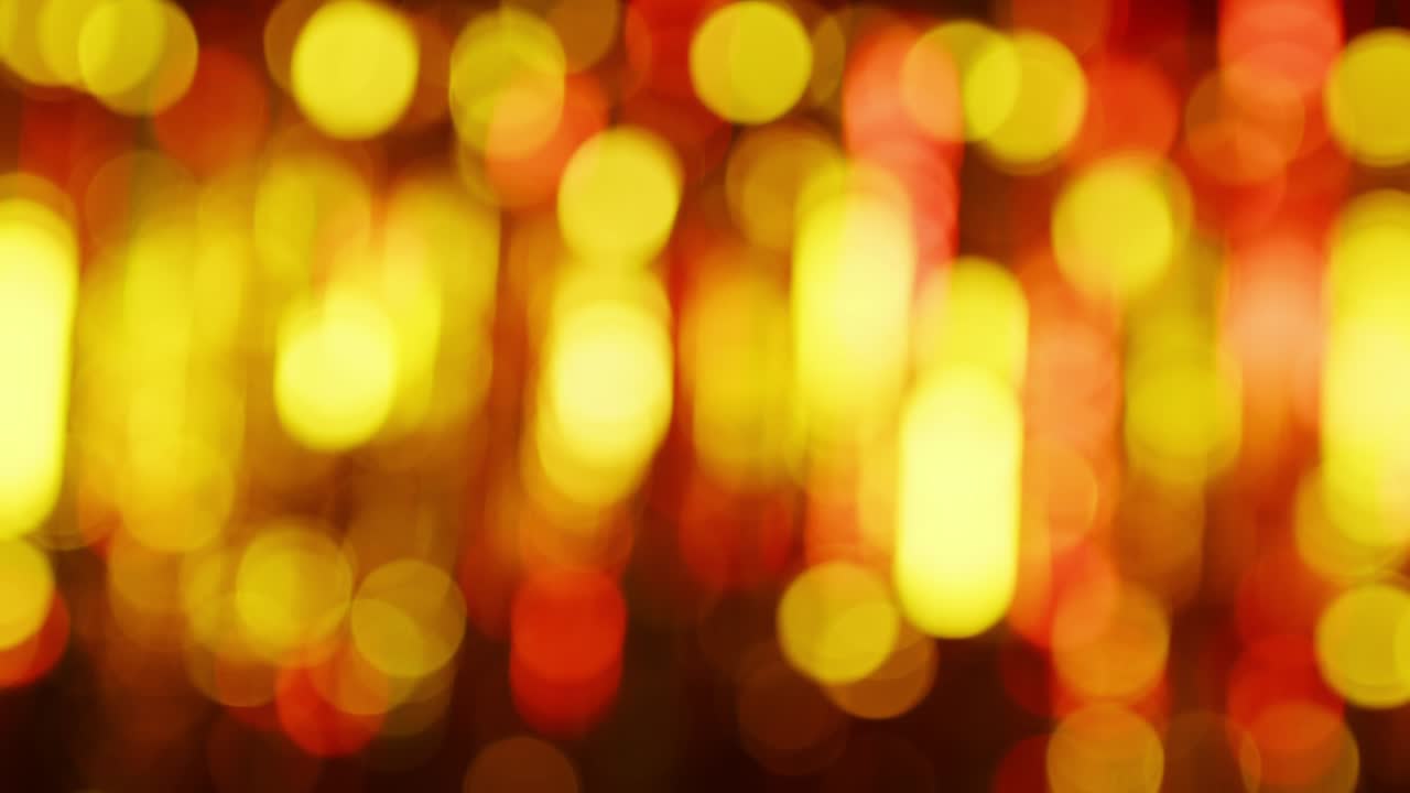 luces rosadas y amarillas con efecto bokeh. fondo abstracto desfocado brillante de luces brillantes de guirnaldas que brillan con manchas bokeh