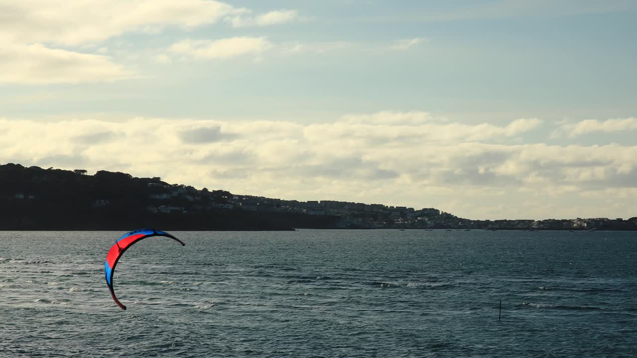 surfistas disfrutando de actividades marinas en la playa tropical de hayle en cornwall, inglaterra