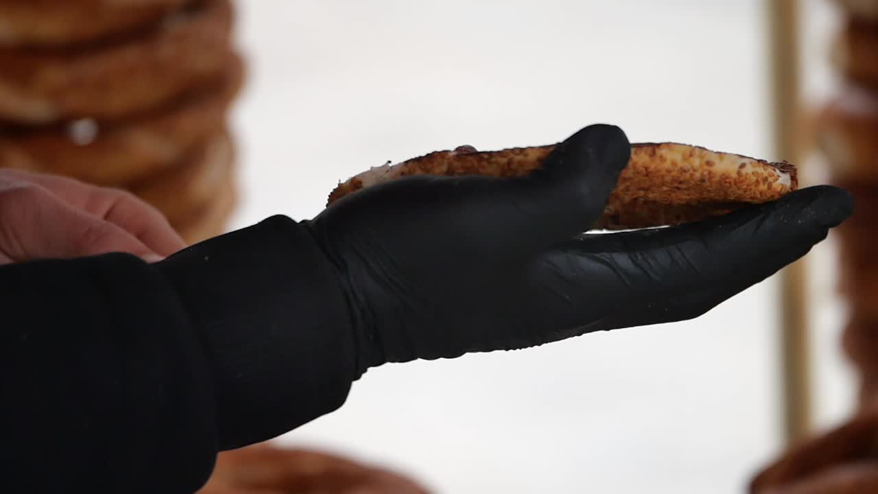 Preparing and eating Turkish Simit