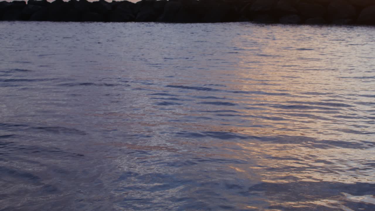 평온한 물 위에 해가 지면 색이 반사됩니다.