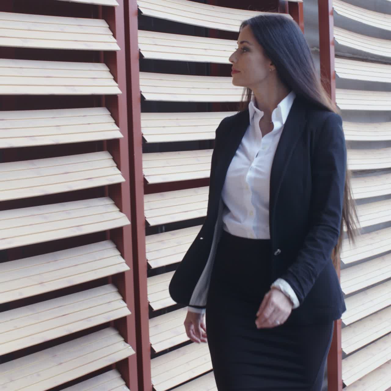 mujer de negocios con estilo a toda prisa