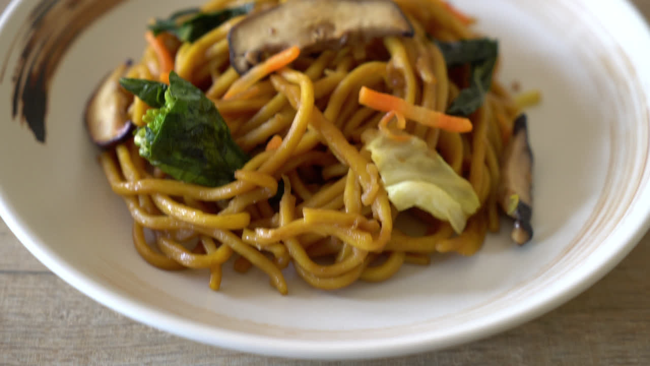 fideos yakisoba salteados con vegetales