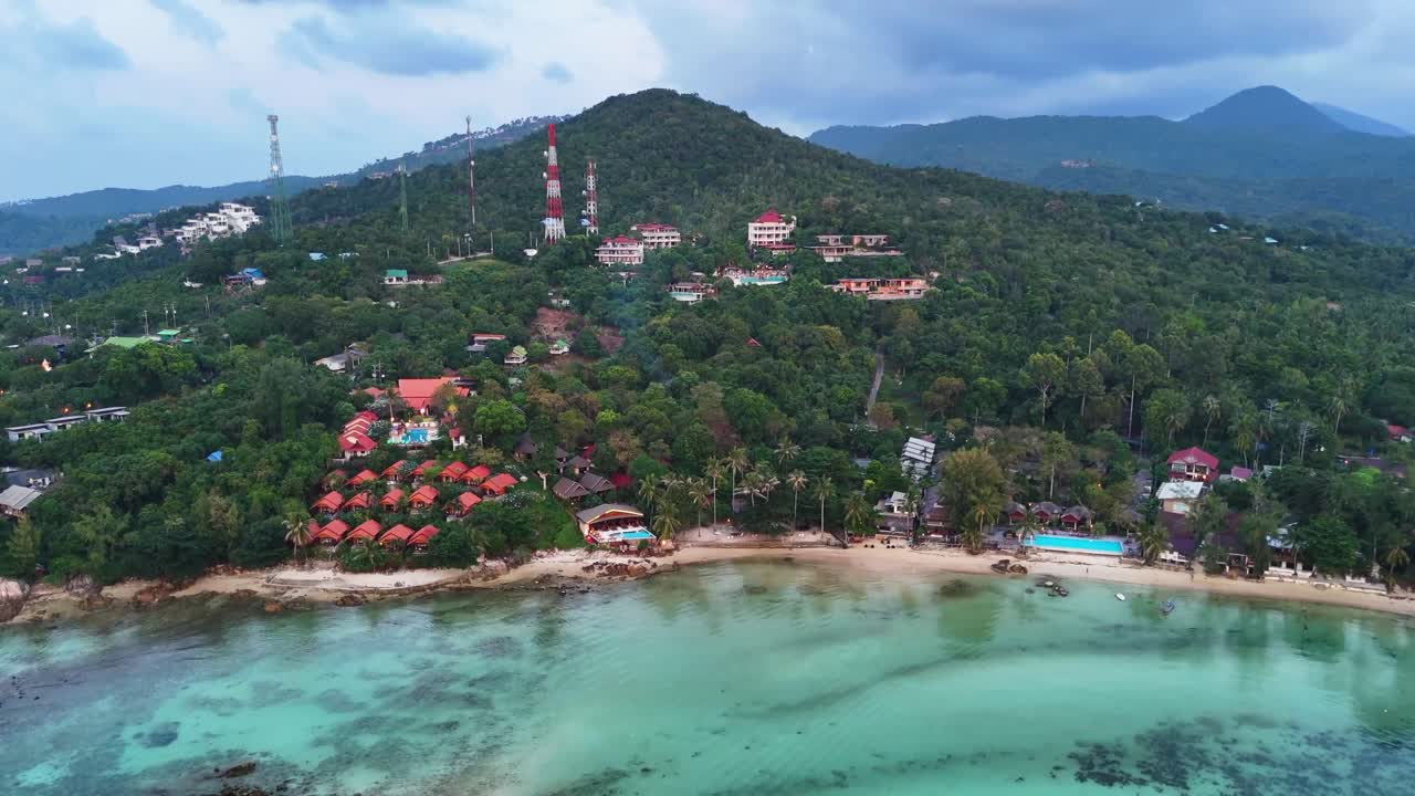 Veduta aerea panoramica di un'isola tropicale con un resort di lusso.