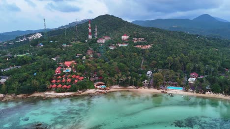 vista aérea panorámica de una isla tropical con un complejo de lujo