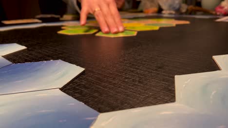 baldosas hexagonales que se colocan en el tablero