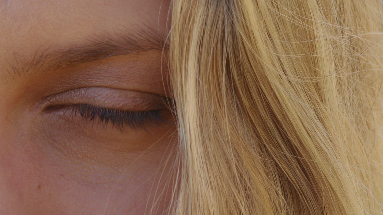 가까이서 아름다운 파란 눈이 열려서  ⁇ 상하는 모습을 하고 있습니다.