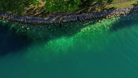 el attersee de austria ofrece una experiencia única e inspiradora, ya que ofrece una impresionante perspectiva aérea de un lago pacífico rodeado de hermosos árboles que abrazan con gracia las aguas tranquilas.