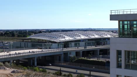 Ein-Bahnhof-In-Montpellier-Mit-Der-Autobahn-In-Richtung-Der-Märchenstimmen,-Die-Mutter-Im-Hintergrund