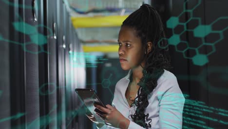 animación del procesamiento de datos sobre ingeniera informática afroamericana y servidores informáticos