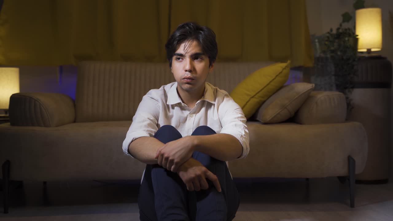 집에서 혼자 우울증에 걸린 남자