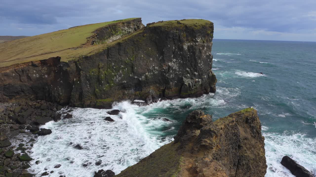 la hermosa costa islandesa de valahnúkamöl con acantilados rocosos y altas olas que vienen del océano