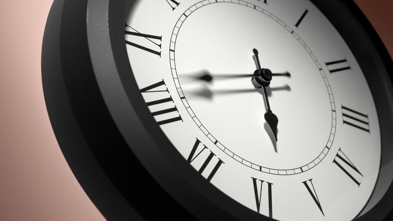 reloj latino en la pared de color beige crema