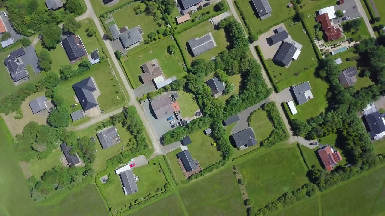 vista de drones ascendente mientras gira mostrando un área de vacaciones llena de casas