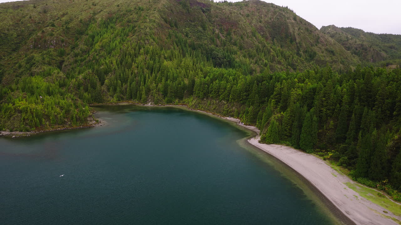 Vista aerea del lago di cratere Lagoa do Fogo e di montagne boscose