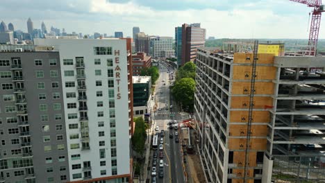 carretera entre edificios en buckhead, atlanta, georgia - disparo aéreo de un dron