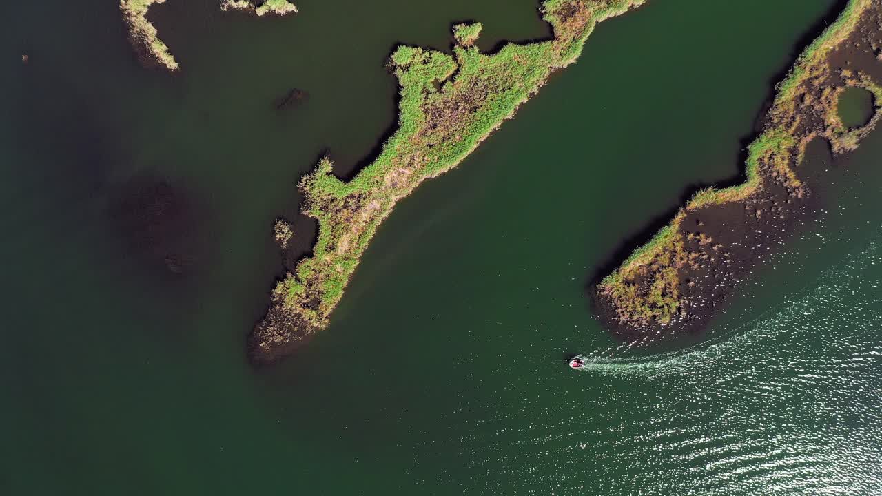 delta del río dalyan con pequeñas islas de juncos y arrastreros fluviales