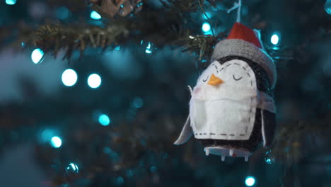 adorno de pingüino en el árbol de navidad