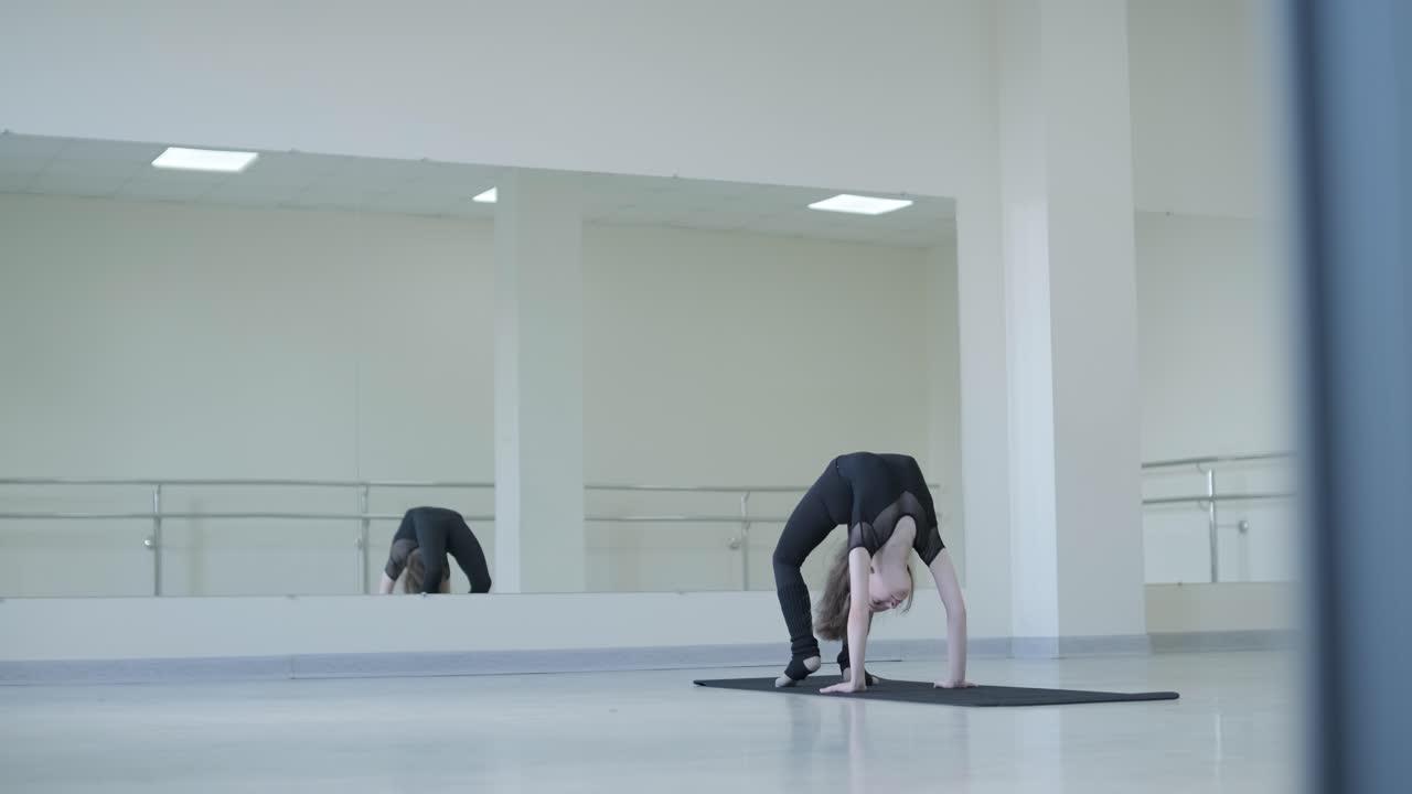 Giovane ballerina che pratica passi di danza in studio