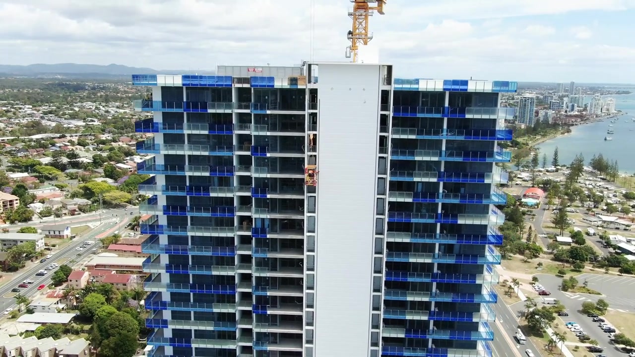 Construcción de nuevos apartamentos de gran altura en las vías fluviales de Southport, Gold Coast, Australia