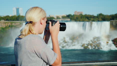 Frau-Fotografiert-Niagarafälle