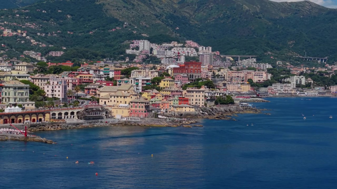 Des bâtiments côtiers colorés et le front de mer le long du Corso Italia, à Gênes, vus d'en haut.