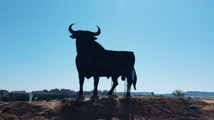 monumento al toro gigante in spagna