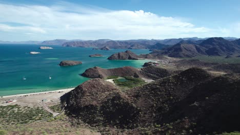 Impresionante-Vista-De-Los-Islotes-En-Bahía-Concepción,-Baja-California-Sur,-México---Toma-Aérea-Con-Drones