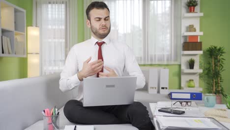 un joven empresario arrogante y engreído.