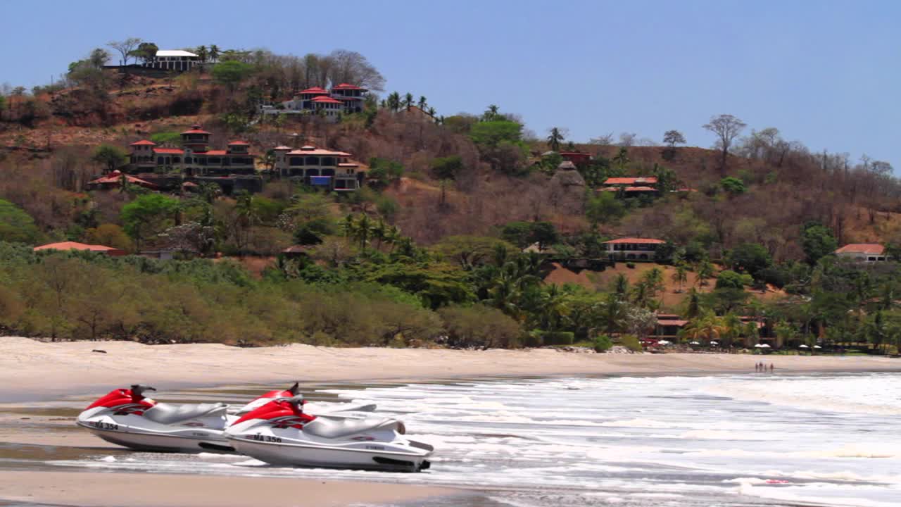 제트 스키가 모래 위에 앉아 있는 해변 샷