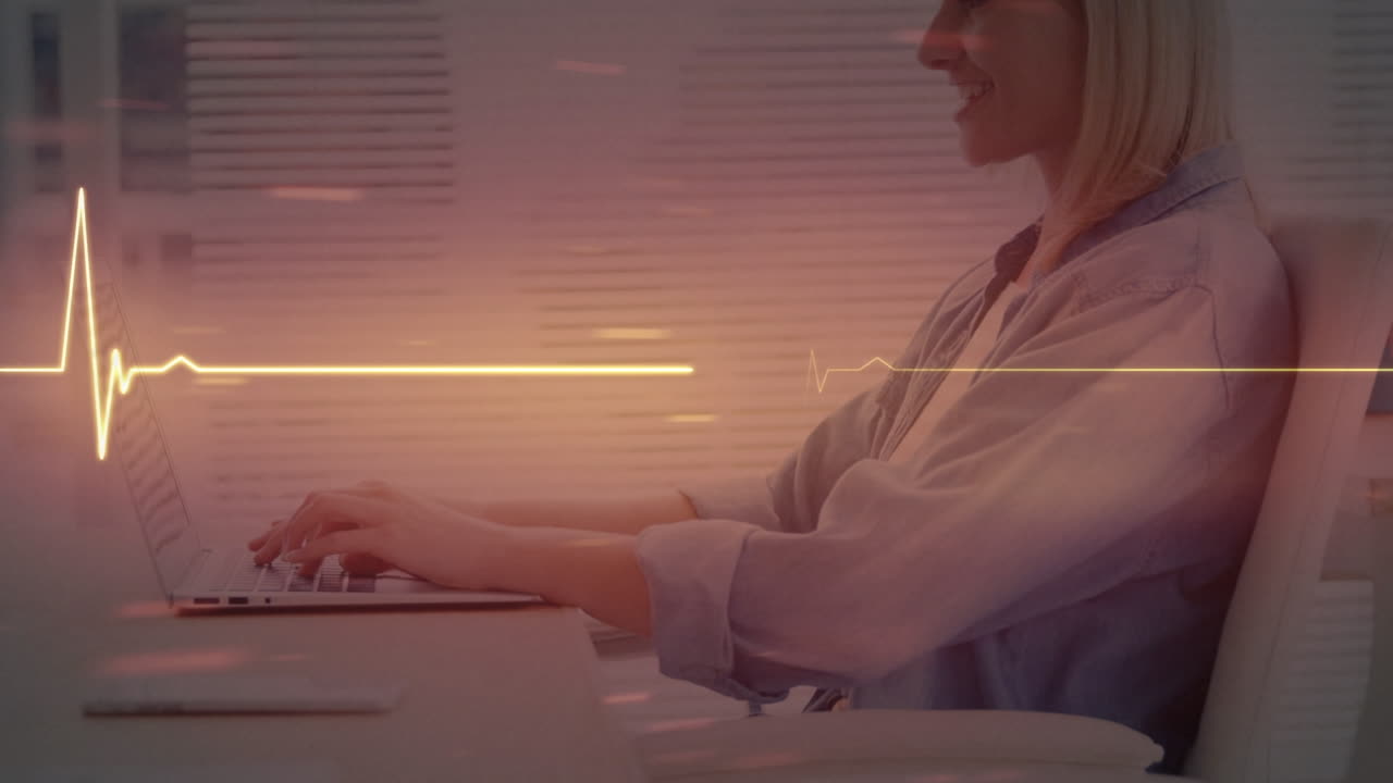animación de un cardiógrafo sobre una mujer de negocios caucásica usando una computadora portátil