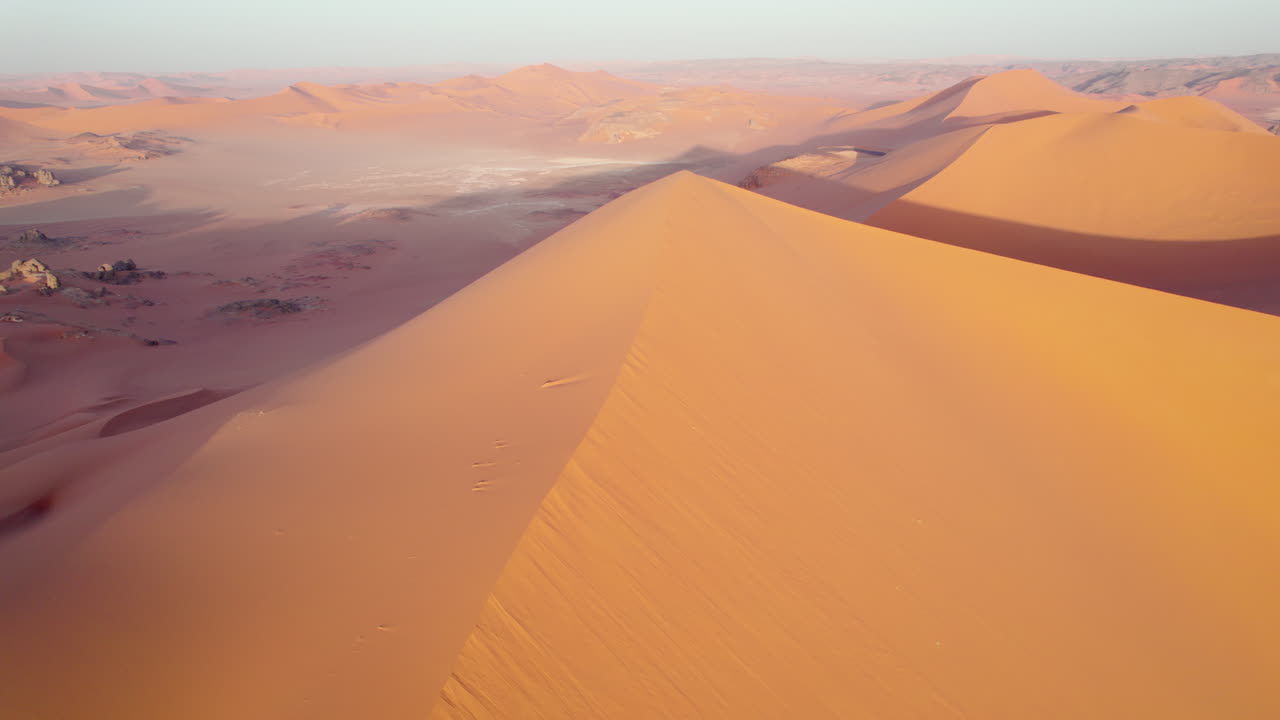 dunas de arena en el desierto sahariano de djanet en argelia