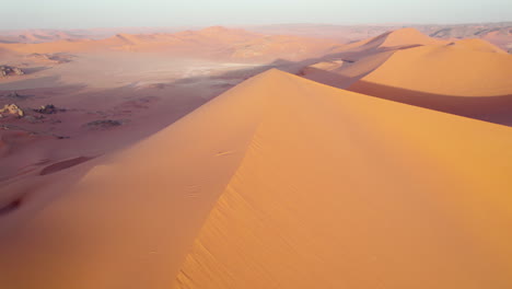 Sanddünen-In-Der-Sahara-Wüste-Von-Djanet-In-Algerien