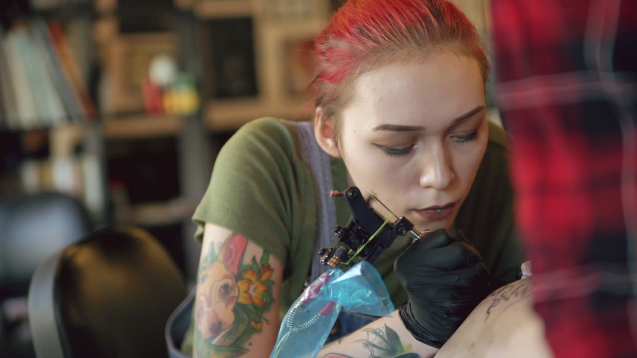 татуировщик на работе
