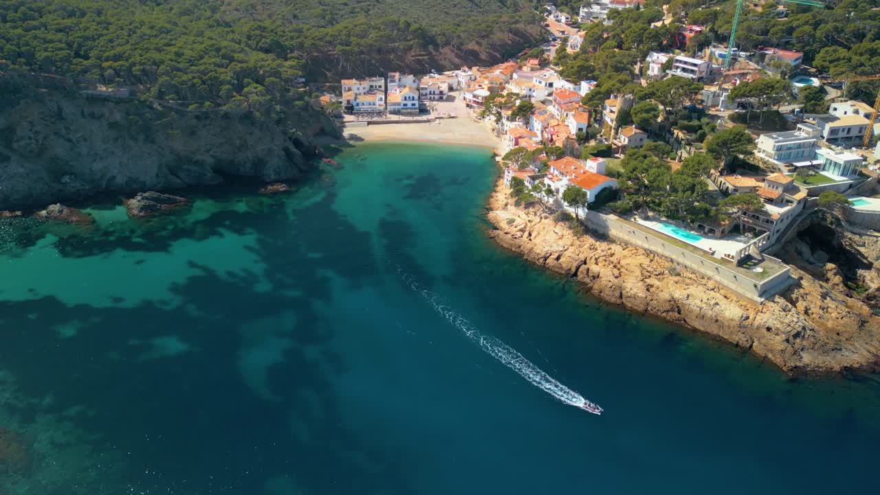 Sa Riera, med Costa Brava som baggrund, inviterer gæster til at nyde luksus, mens de oplever charmen ved fiskerlandsbyerne.