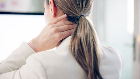 dolor de cuello, manos y mujer de negocios en la oficina