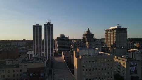 Antenne-Der-Innenstadt-Von-Peoria,-Illinois-Bei-Sonnenuntergang